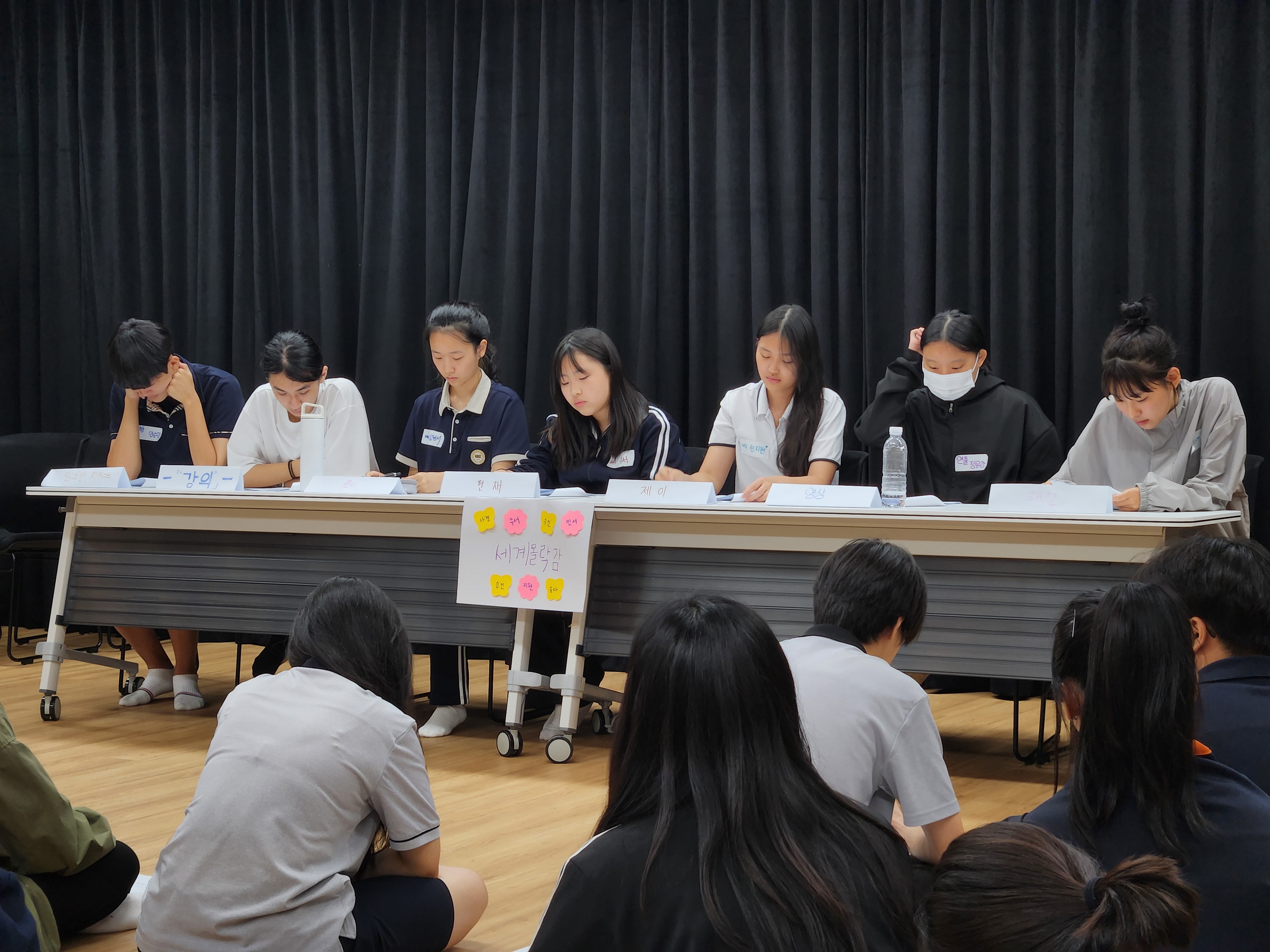 <세계몰락감>을 낭독하는 청소년 17인