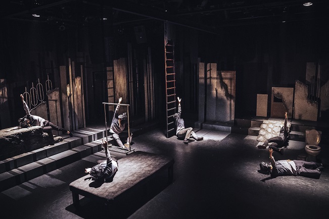 [젊은연출가전] 2센치 낮은 계단 포스터