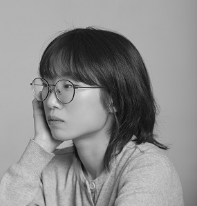 [트랙터]를 떠나보내는 아쉬움을 뒤로 한 채 [트랙터]의 창작자 <하얗고 작은 점>의 나수민 작가와 <7906 버스> 은호 역, <하얗고 작은 점> 강준 역을 연기한 최상현 배우를 만나 특별한 이야기를 나누었다. 